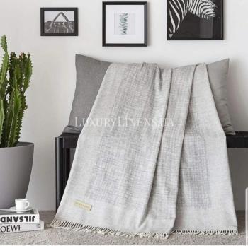 Плед NAF NAF Braille 130x170 18-PEARL GREY