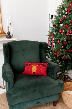 Подушка декоративна в'язана Олень з ліхтариками