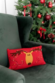 Подушка декоративна в'язана Олень з ліхтариками
