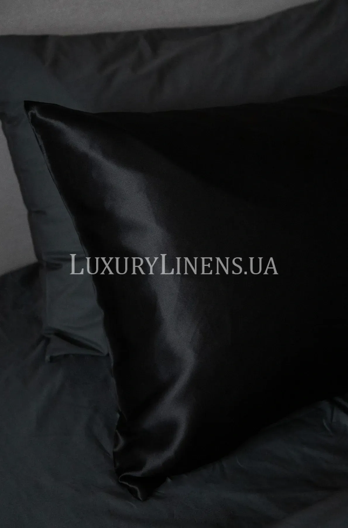 Наволочка шовкова HOME ME 50x70 чорного кольору шовк