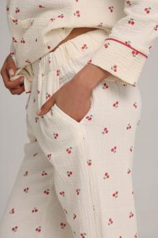 Піжамний костюм з мусліну з вишеньками та бордовим кантом