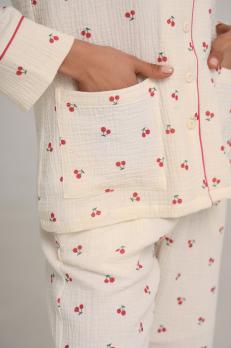 Піжамний костюм з мусліну з вишеньками та бордовим кантом