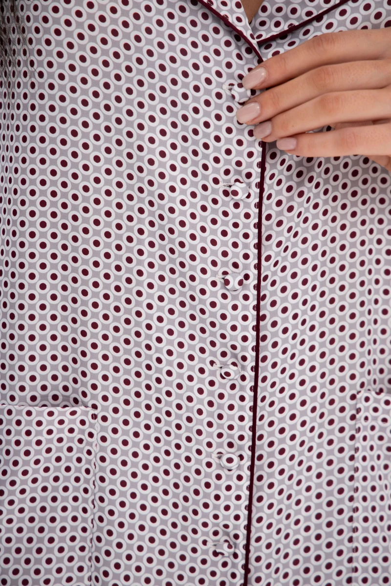 Піжамний шовковий костюм з кантом, жакет з коротким рукавом і штани.