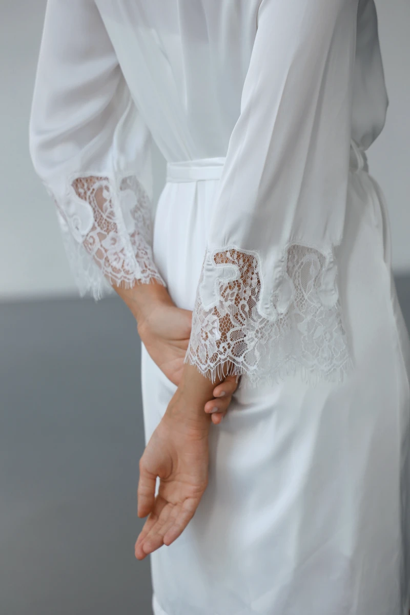 Білий жіночий шовковий комплект халат і сорочка з мереживом